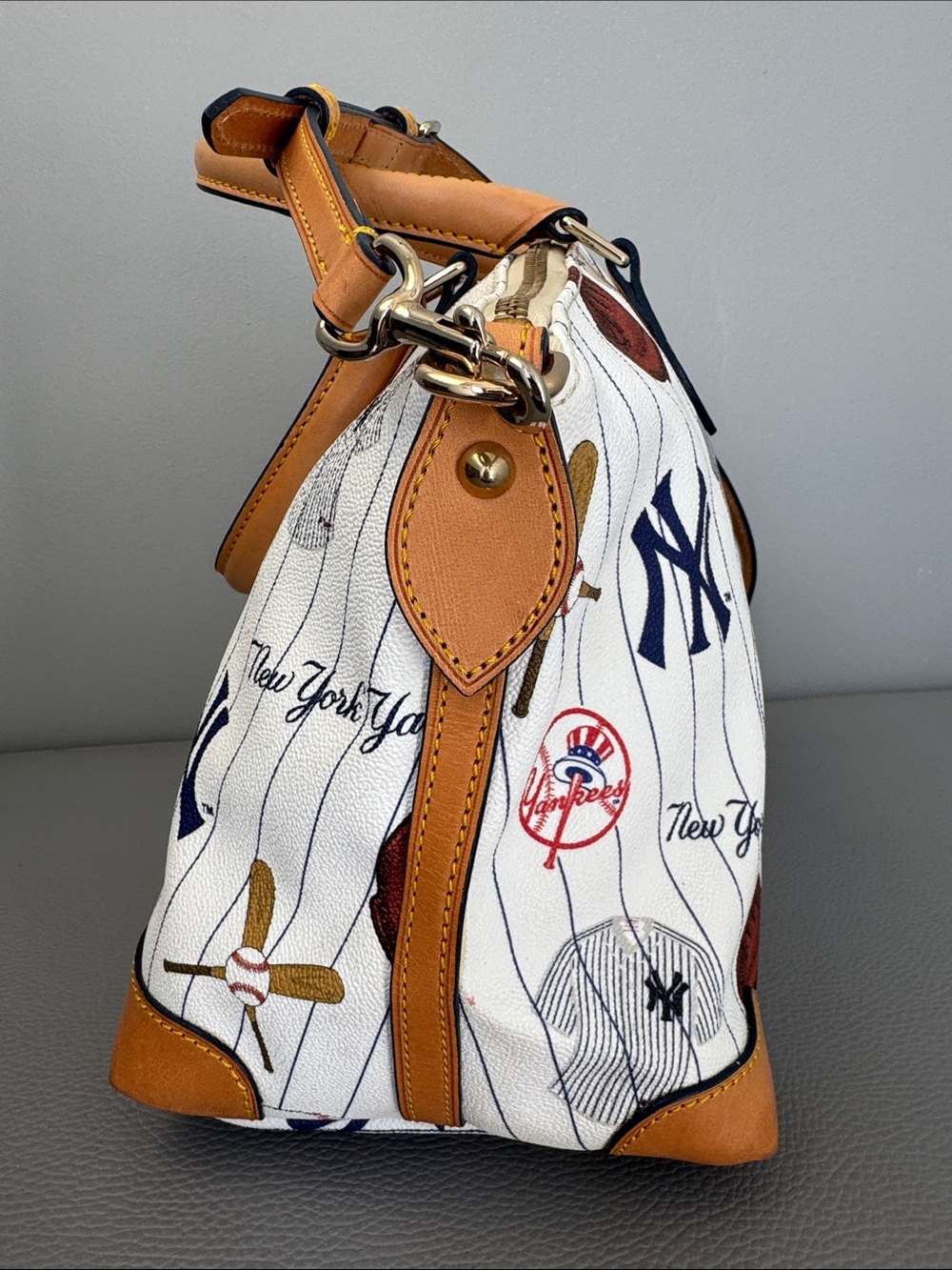DOONEY & BOURKE NEW YORK YANKEES LEATHER WHITE & TAN PRINT SATCHEL BAG - Picture 5 of 11